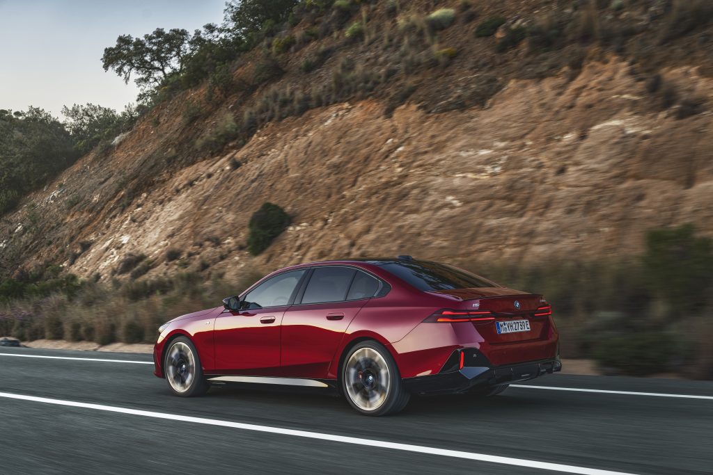 BMW, SMETechGuru, sports sedan, family vehicle, BMW, BMW i5, BMW 5 series, new 5 Series, luxury salloon,