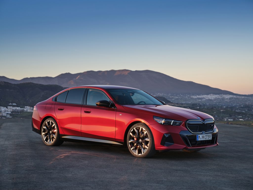 BMW, SMETechGuru, sports sedan, family vehicle, BMW, BMW i5, BMW 5 series, new 5 Series, luxury salloon,