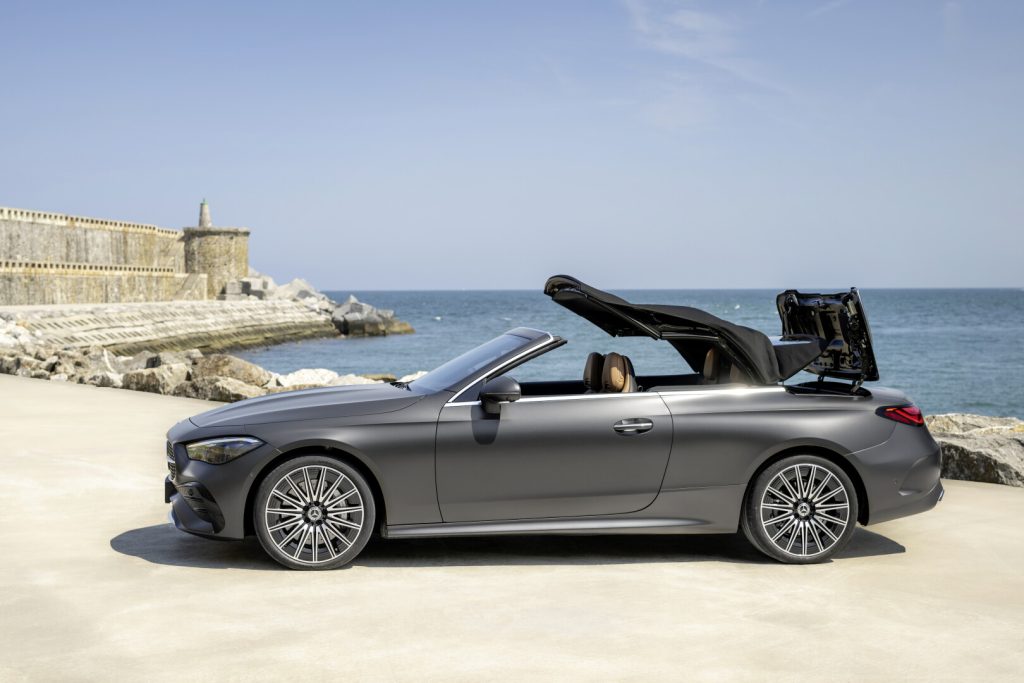 Mercedes-Benz CLE Cabriolet, Exterieur: AMG-Line, graphitgrau magno; Interieur: AMG-Line, Nappaleder Tonkabraun 

Mercedes-Benz CLE Cabriolet, exterior: AMG-Line, graphite grey magno; interior: AMG-Line, nappa leather tonka brown