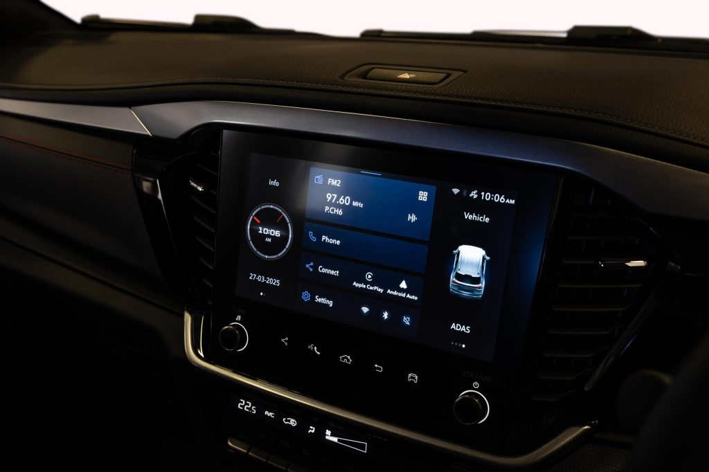 ISUZU MU-X Range Refreshed with Increased Luxury, Style and Safety; Addition of Luxurious New Range-Topping ONYX XT, SMETechGuru, SUV, family vehicle, offroader, 4x4, ISUZU, MU-X, MUX, 7-seater,