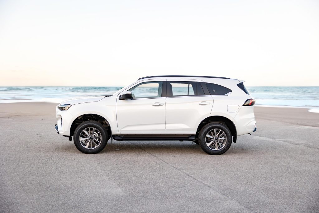 ISUZU MU-X Range Refreshed with Increased Luxury, Style and Safety; Addition of Luxurious New Range-Topping ONYX XT, SMETechGuru, SUV, family vehicle, offroader, 4x4, ISUZU, MU-X, MUX, 7-seater,
